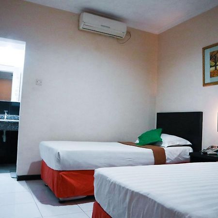Helios Hotel Malang Exteriör bild