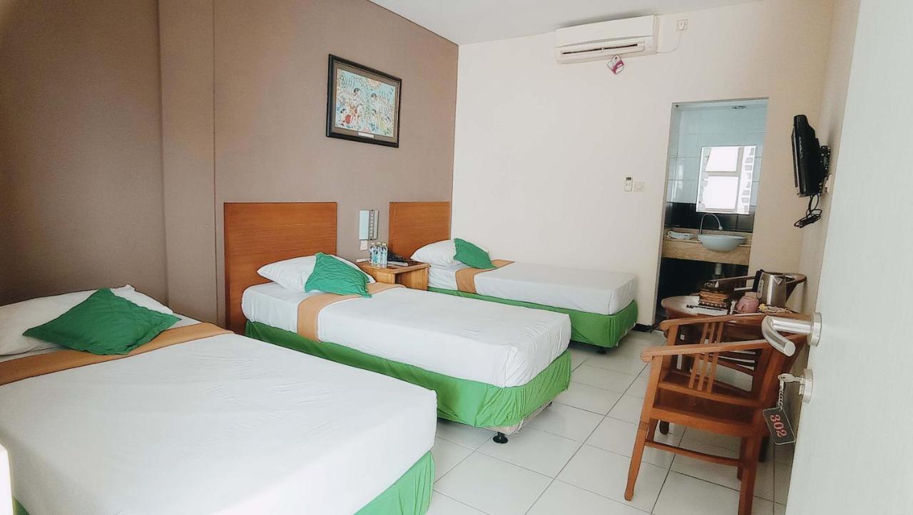 Helios Hotel Malang Exteriör bild