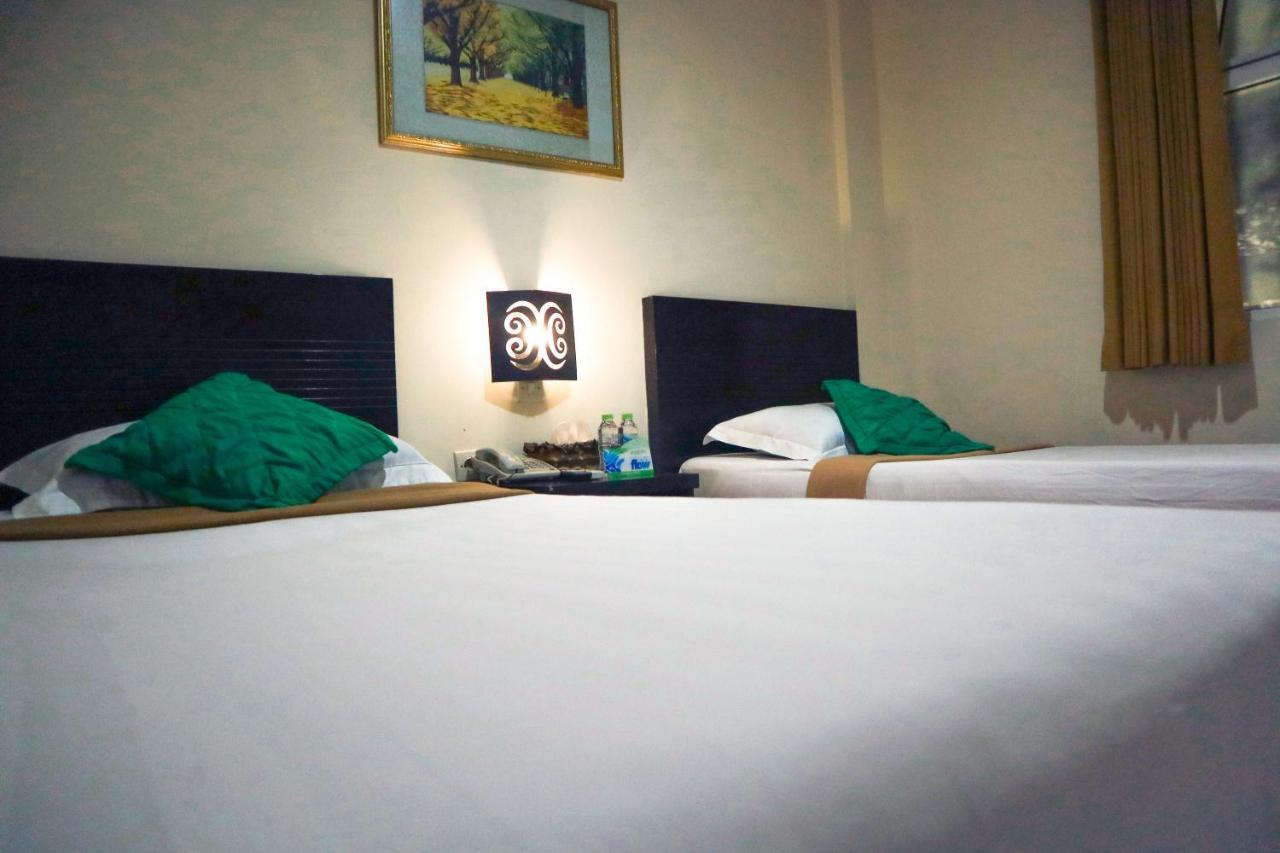 Helios Hotel Malang Exteriör bild