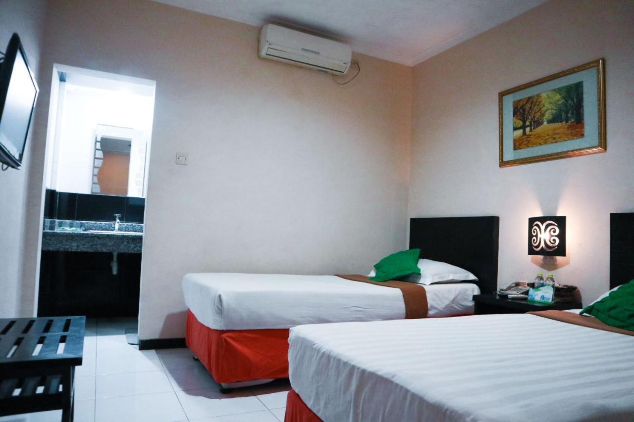 Helios Hotel Malang Exteriör bild