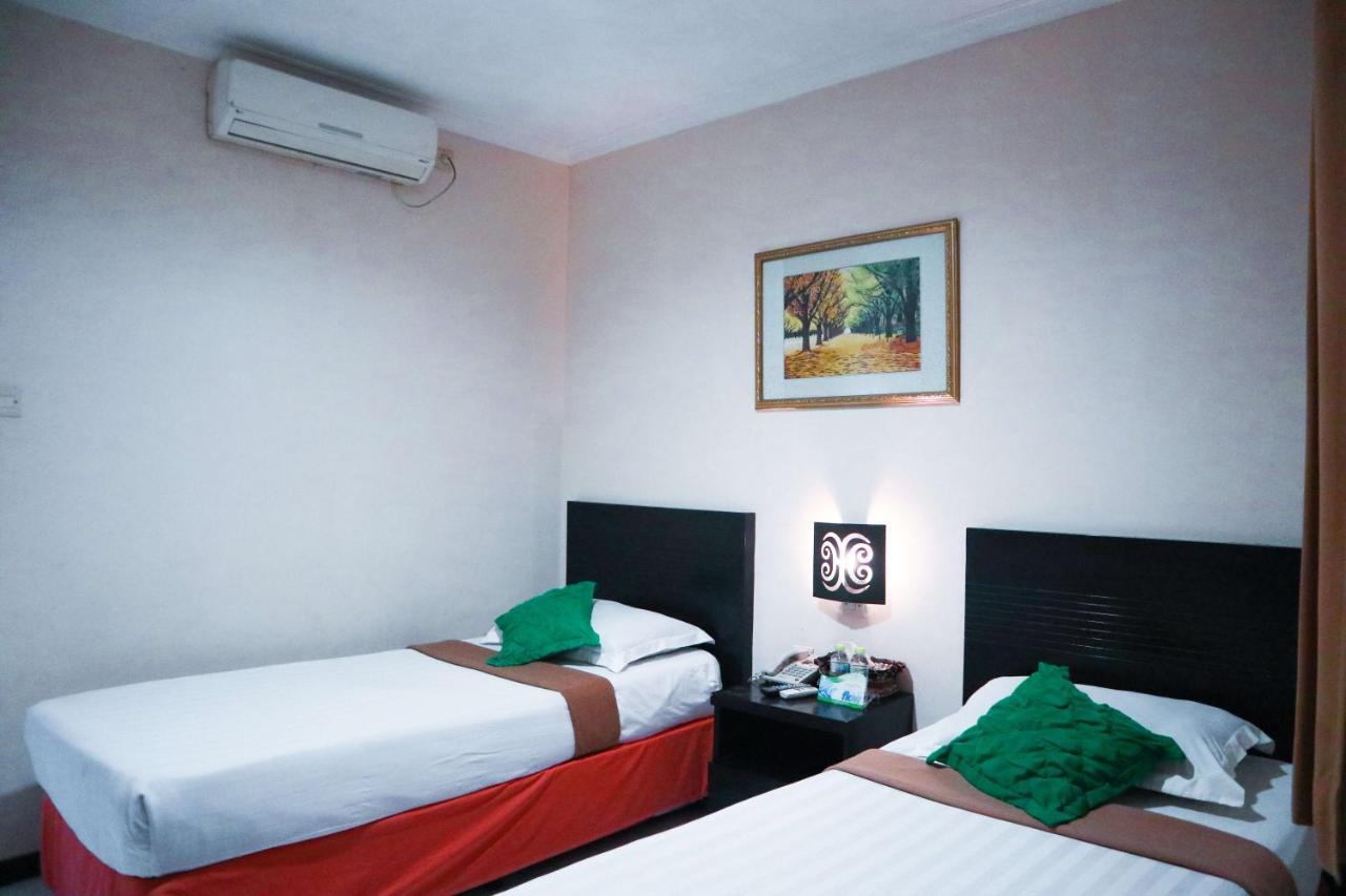 Helios Hotel Malang Exteriör bild